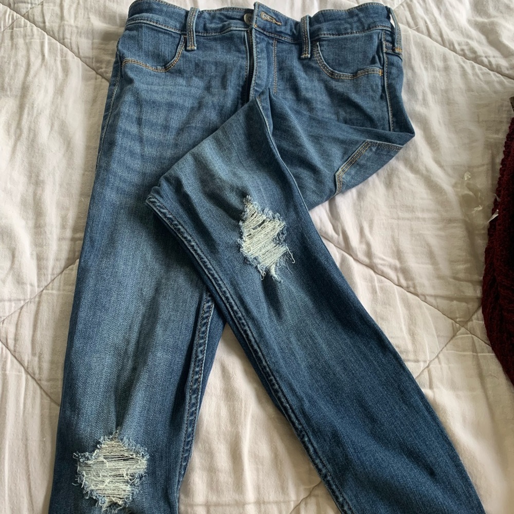 Hollister high waisted skinny jeans. Size 7, medium wash, good condition.